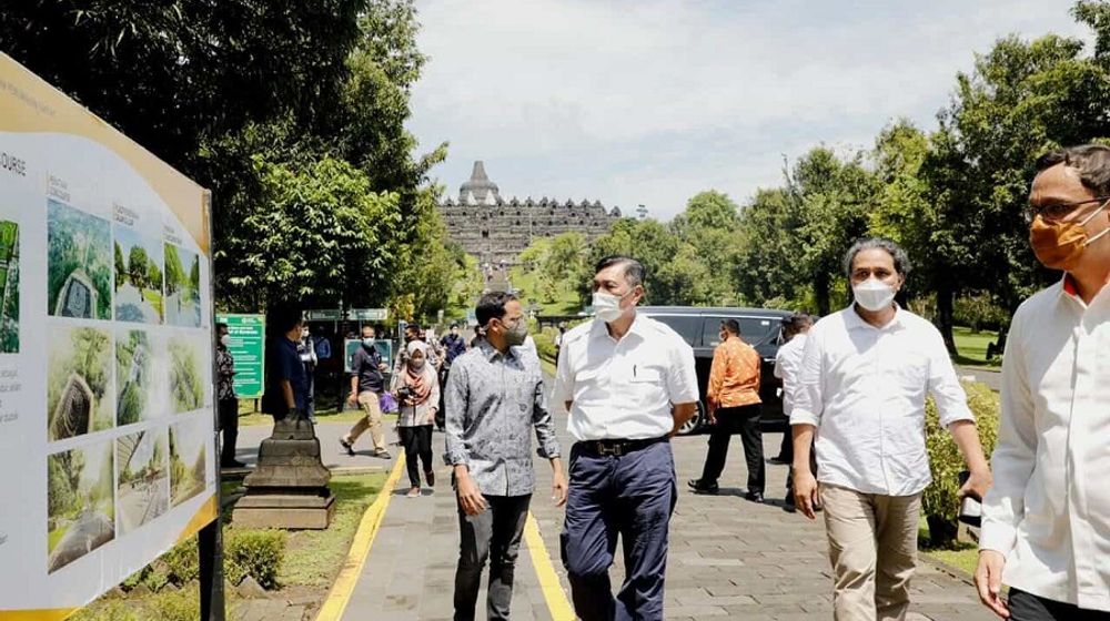 <p>Menkomarves Luhut Binsar Pandjaitan dan Mendikbud Nadiem Makarim saat mengunjungi destinasi wisata Candi Borobudur di Magelang, Jawa Tengah / Dok. Kemenkomarves</p>

