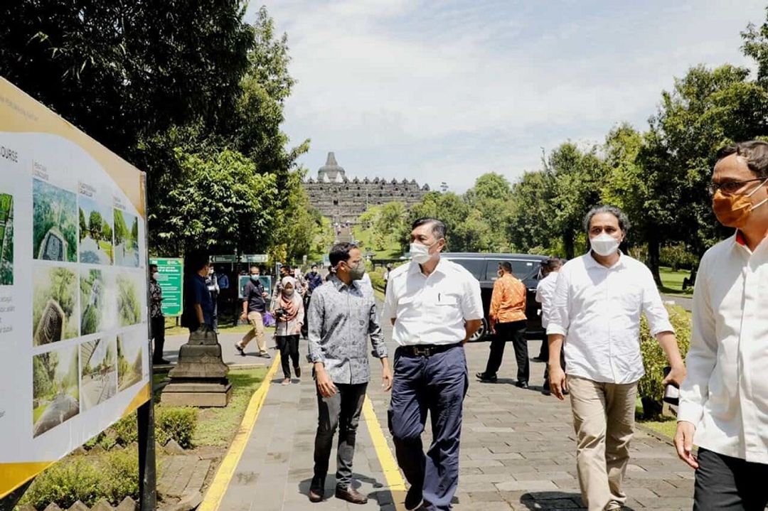 <p>Menkomarves Luhut Binsar Pandjaitan dan Mendikbud Nadiem Makarim saat mengunjungi destinasi wisata Candi Borobudur di Magelang, Jawa Tengah / Dok. Kemenkomarves</p>
