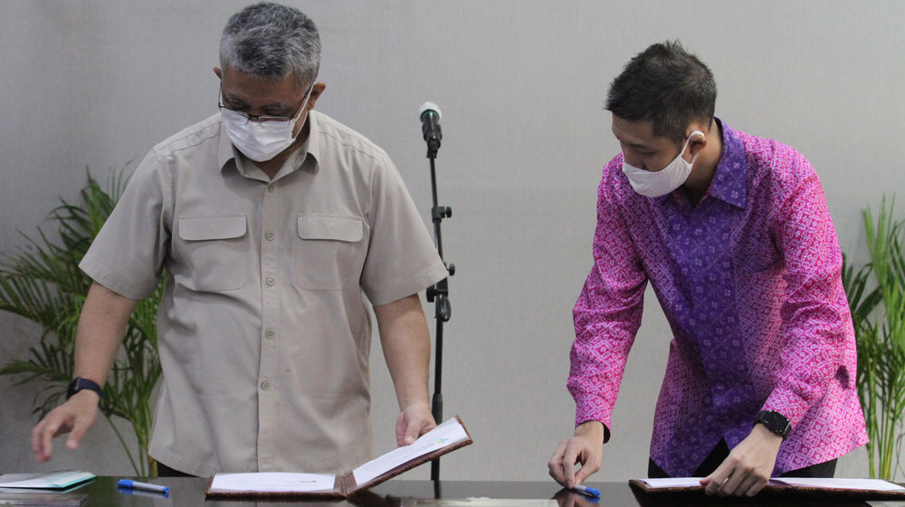 <p>Sekretaris Jenderal Kementerian Kesehatan RI drg. Oscar Primadi, MPH bersama  CEO & Cofounder Halodoc Jonathan Sudharta saat penanda tanganan MOU antara Kemenkes dengan Halodoc di Gedung Kemenkes Senin ,1/3/2021. Foto : Panji Asmoro/TrenAsia</p>
