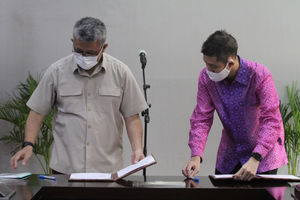 <p>Sekretaris Jenderal Kementerian Kesehatan RI drg. Oscar Primadi, MPH bersama  CEO & Cofounder Halodoc Jonathan Sudharta saat penanda tanganan MOU antara Kemenkes dengan Halodoc di Gedung Kemenkes Senin ,1/3/2021. Foto : Panji Asmoro/TrenAsia</p>
