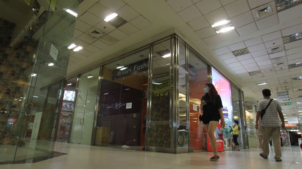 <p>Nampak sesekali pengunjung melintas di koridor Mal Metropolis Tangerang, Senin 22 Maret 2021. Kondisi yang memeng mulai sepi diperparah pandemi. Foto:Panji Asmoro/TrenAsia</p>
