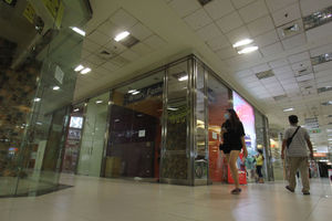 <p>Nampak sesekali pengunjung melintas di koridor Mal Metropolis Tangerang, Senin 22 Maret 2021. Kondisi yang memeng mulai sepi diperparah pandemi. Foto:Panji Asmoro/TrenAsia</p>
