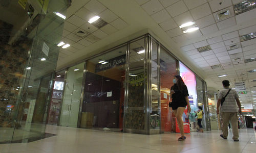 <p>Nampak sesekali pengunjung melintas di koridor Mal Metropolis Tangerang, Senin 22 Maret 2021. Kondisi yang memeng mulai sepi diperparah pandemi. Foto:Panji Asmoro/TrenAsia</p>