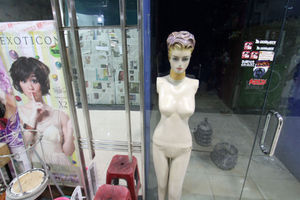 <p>Nampak sesekali pengunjung melintas di koridor Mal Metropolis Tangerang, Senin 22 Maret 2021. Kondisi yang memang mulai sepi diperparah pandemi. Foto:Panji Asmoro/TrenAsia</p>
