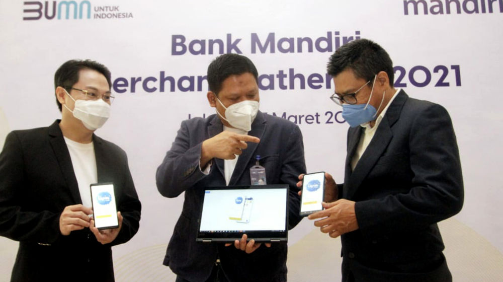 <p>SVP Transaction Retail Banking Sales Bank Mandiri, Thomas Wahyudi (tengah), Managing Partner Inventure Indonesia, Yuswohady (kanan) dan Pakar Feng Shui, Yulius Fang (kiri) berbincang mengenai aplikasi Livin by Mandiri disela acara Merchant Gathering di Jakarta, Rabu, 17 Maret 2021. Foto: Ismail Pohan/TrenAsia</p>
