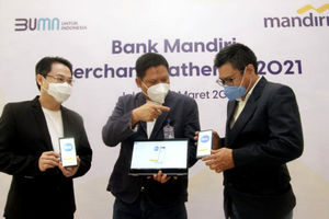 <p>SVP Transaction Retail Banking Sales Bank Mandiri, Thomas Wahyudi (tengah), Managing Partner Inventure Indonesia, Yuswohady (kanan) dan Pakar Feng Shui, Yulius Fang (kiri) berbincang mengenai aplikasi Livin by Mandiri disela acara Merchant Gathering di Jakarta, Rabu, 17 Maret 2021. Foto: Ismail Pohan/TrenAsia</p>
