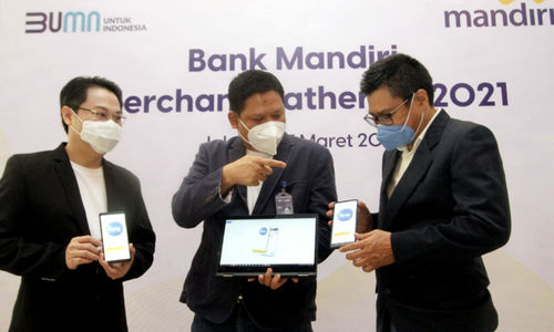 <p>SVP Transaction Retail Banking Sales Bank Mandiri, Thomas Wahyudi (tengah), Managing Partner Inventure Indonesia, Yuswohady (kanan) dan Pakar Feng Shui, Yulius Fang (kiri) berbincang mengenai aplikasi Livin by Mandiri disela acara Merchant Gathering di Jakarta, Rabu, 17 Maret 2021. Foto: Ismail Pohan/TrenAsia</p>
