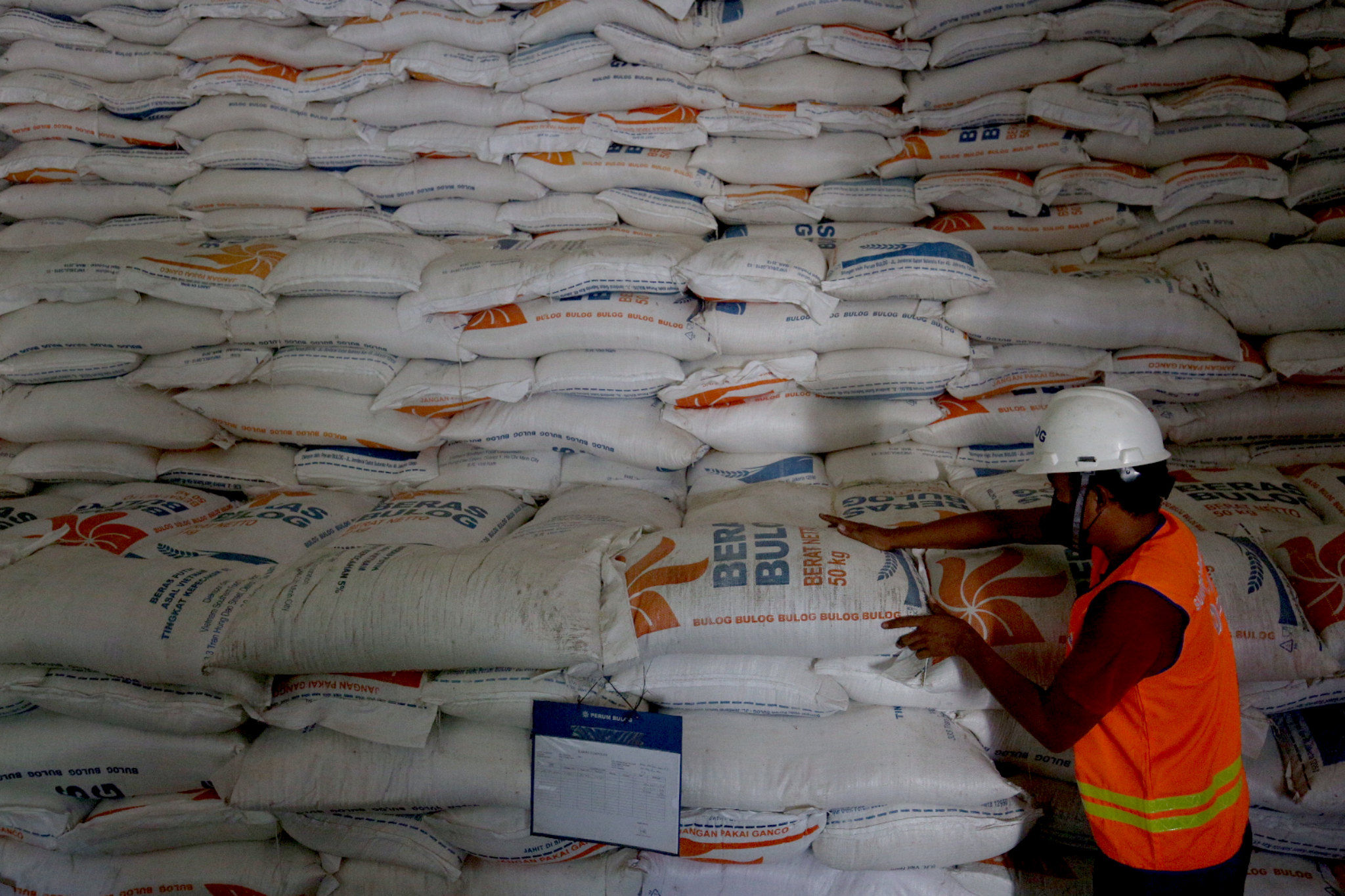 <p>Pekerja menata stok beras di Gudang Bulog Kanwil DKI dan Banten, Kelapa Gading, Jakarta, Kamis, 18 Maret 2021. Foto: Ismail Pohan/TrenAsia</p>
