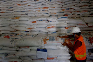 <p>Pekerja menata stok beras di Gudang Bulog Kanwil DKI dan Banten, Kelapa Gading, Jakarta, Kamis, 18 Maret 2021. Foto: Ismail Pohan/TrenAsia</p>
