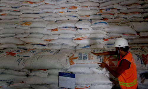 <p>Pekerja menata stok beras di Gudang Bulog Kanwil DKI dan Banten, Kelapa Gading, Jakarta, Kamis, 18 Maret 2021. Foto: Ismail Pohan/TrenAsia</p>
