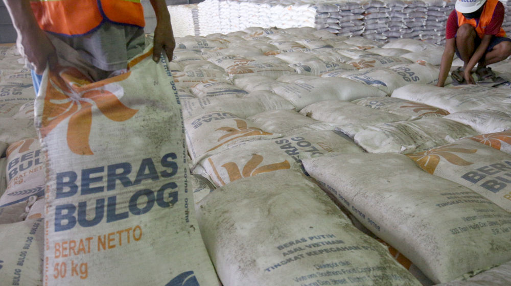 <p>Pekerja menata stok beras di Gudang Bulog Kanwil DKI dan Banten, Kelapa Gading, Jakarta, Kamis, 18 Maret 2021. Foto: Ismail Pohan/TrenAsia</p>
