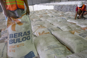 <p>Pekerja menata stok beras di Gudang Bulog Kanwil DKI dan Banten, Kelapa Gading, Jakarta, Kamis, 18 Maret 2021. Foto: Ismail Pohan/TrenAsia</p>

