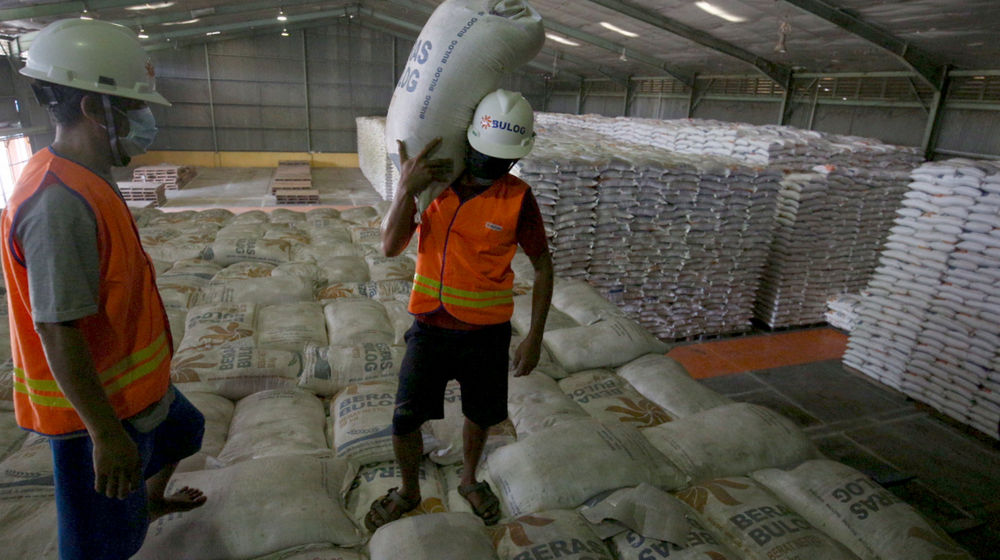 <p>Pekerja menata stok beras di Gudang Bulog Kanwil DKI dan Banten, Kelapa Gading, Jakarta, Kamis, 18 Maret 2021. Foto: Ismail Pohan/TrenAsia</p>
