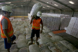 <p>Pekerja menata stok beras di Gudang Bulog Kanwil DKI dan Banten, Kelapa Gading, Jakarta, Kamis, 18 Maret 2021. Foto: Ismail Pohan/TrenAsia</p>
