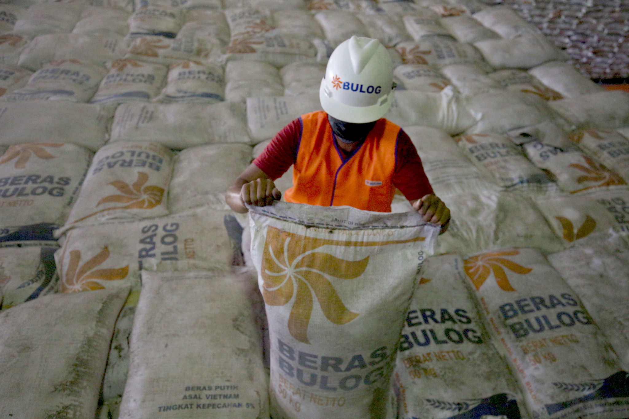 <p>Pekerja menata stok beras di Gudang Bulog Kanwil DKI dan Banten, Kelapa Gading, Jakarta, Kamis, 18 Maret 2021. Foto: Ismail Pohan/TrenAsia</p>
