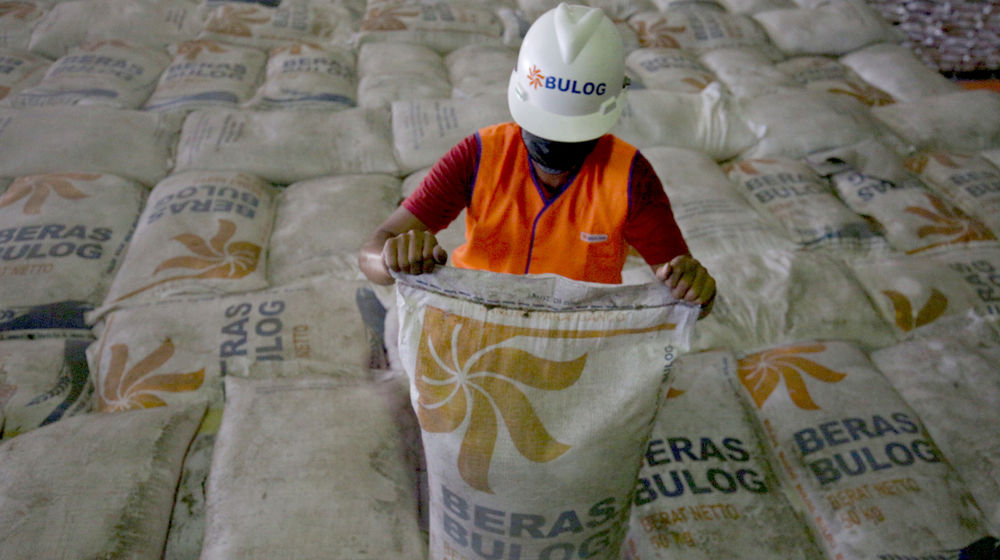 <p>Pekerja menata stok beras di Gudang Bulog Kanwil DKI dan Banten, Kelapa Gading, Jakarta, Kamis, 18 Maret 2021. Foto: Ismail Pohan/TrenAsia</p>
