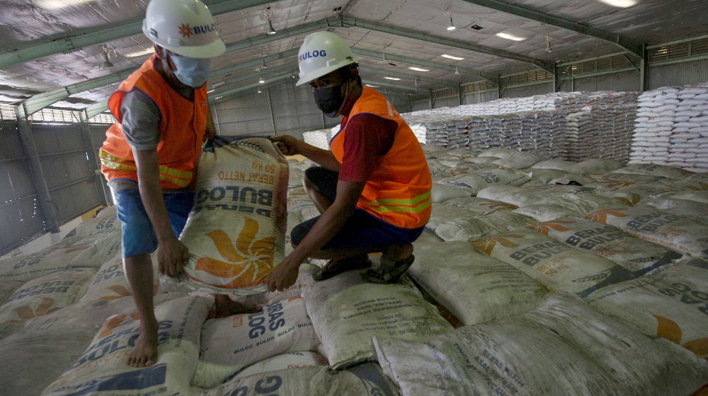 <p>Pekerja menata stok beras di Gudang Bulog Kanwil DKI dan Banten, Kelapa Gading, Jakarta, Kamis, 18 Maret 2021. Foto: Ismail Pohan/TrenAsia</p>

