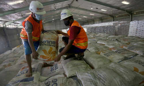 <p>Pekerja menata stok beras di Gudang Bulog Kanwil DKI dan Banten, Kelapa Gading, Jakarta, Kamis, 18 Maret 2021. Foto: Ismail Pohan/TrenAsia</p>
