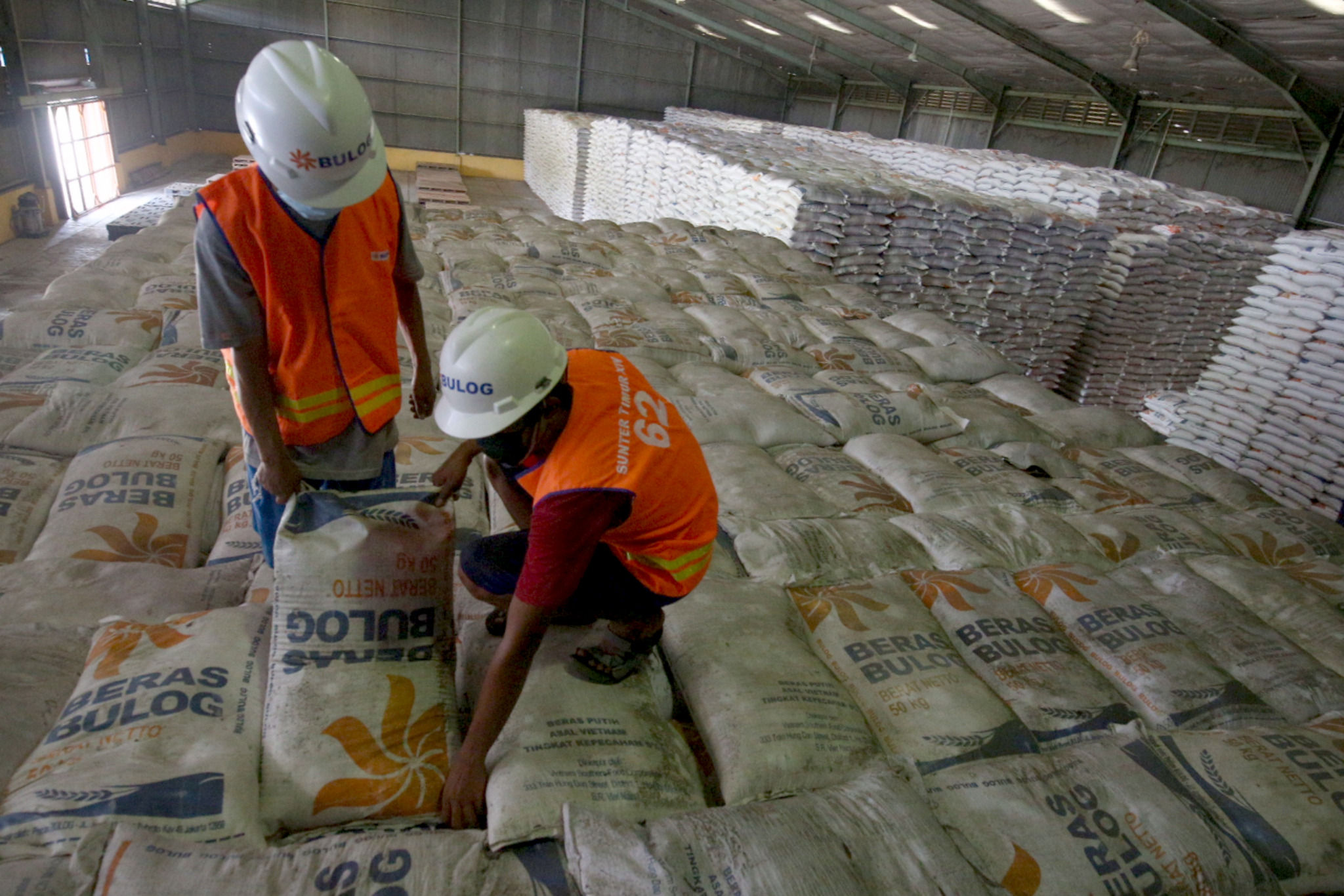 <p>Pekerja menata stok beras di Gudang Bulog Kanwil DKI dan Banten, Kelapa Gading, Jakarta, Kamis, 18 Maret 2021. Foto: Ismail Pohan/TrenAsia</p>
