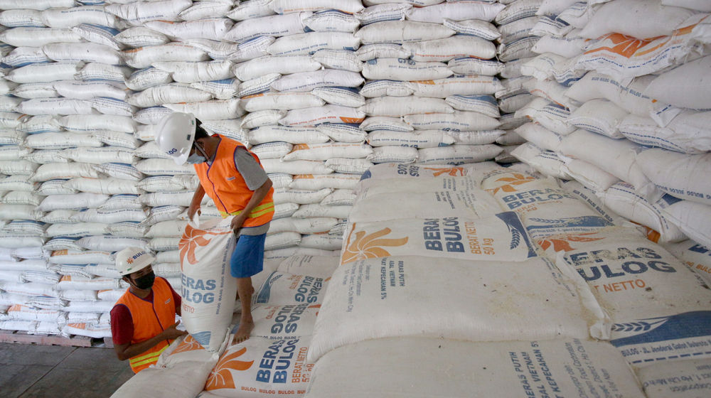 <p>Pekerja menata stok beras di Gudang Bulog Kanwil DKI dan Banten, Kelapa Gading, Jakarta, Kamis, 18 Maret 2021. Foto: Ismail Pohan/TrenAsia</p>
