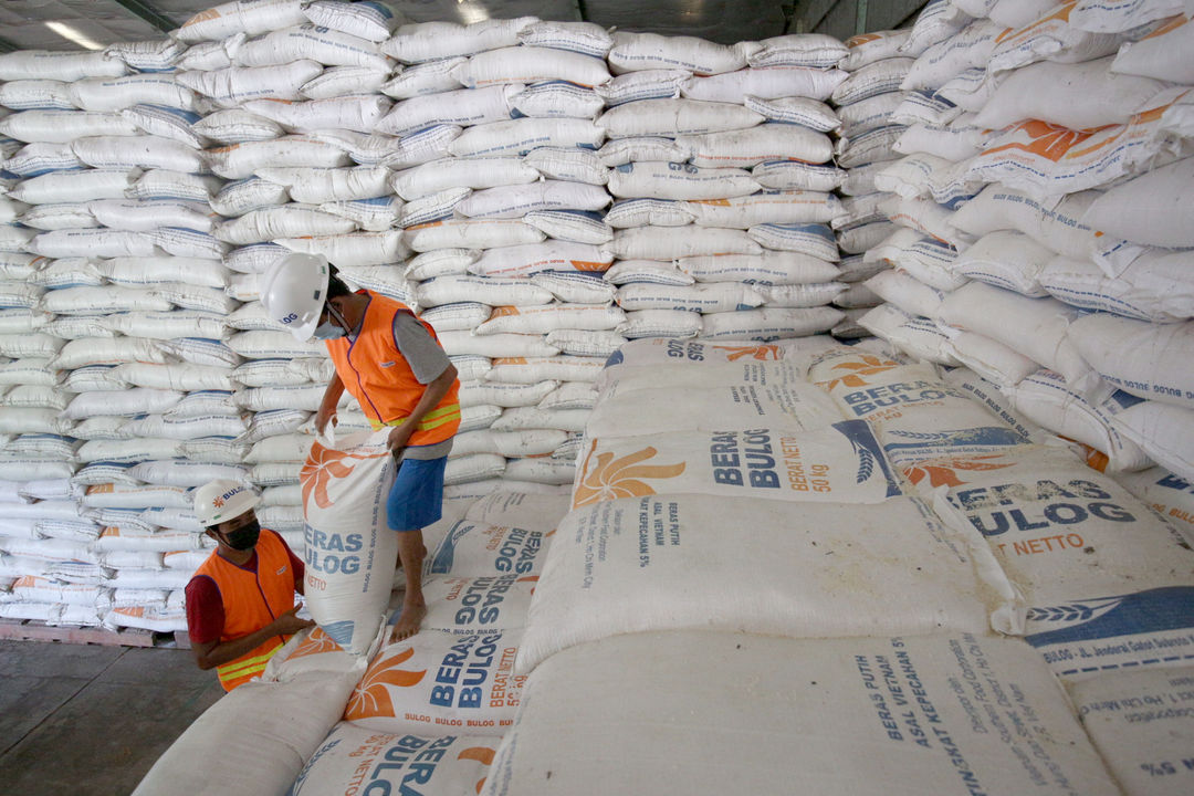 <p>Pekerja menata stok beras di Gudang Bulog Kanwil DKI dan Banten, Kelapa Gading, Jakarta, Kamis, 18 Maret 2021. Foto: Ismail Pohan/TrenAsia</p>
