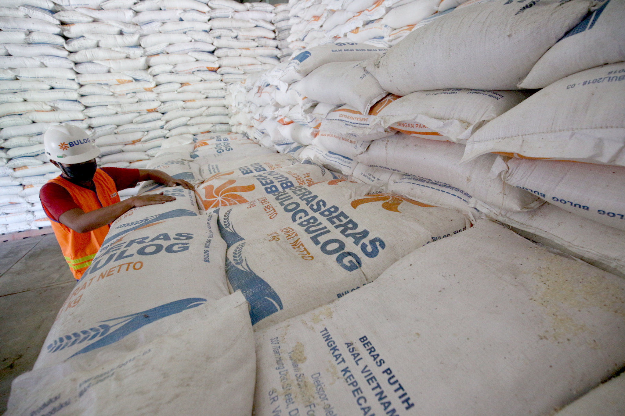 <p>Pekerja menata stok beras di Gudang Bulog Kanwil DKI dan Banten, Kelapa Gading, Jakarta, Kamis, 18 Maret 2021. Foto: Ismail Pohan/TrenAsia</p>
