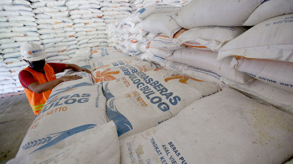 <p>Pekerja menata stok beras di Gudang Bulog Kanwil DKI dan Banten, Kelapa Gading, Jakarta, Kamis, 18 Maret 2021. Foto: Ismail Pohan/TrenAsia</p>
