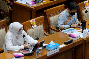 <p>Menteri Ketenagakerjaan, Ida Fauziyah (kiri) dan Menteri Kesehatan, Budi Gunadi (kanan) hadir pada rapat kerja dengan Komisi IX DPR di kompleks Parlemen, Senayan, Jakarta, Senin, 15 Maret 2021. Foto: Ismail Pohan/TrenAsia</p>
