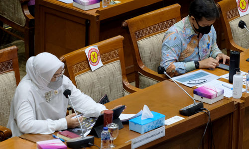 <p>Menteri Ketenagakerjaan, Ida Fauziyah (kiri) dan Menteri Kesehatan, Budi Gunadi (kanan) hadir pada rapat kerja dengan Komisi IX DPR di kompleks Parlemen, Senayan, Jakarta, Senin, 15 Maret 2021. Foto: Ismail Pohan/TrenAsia</p>

