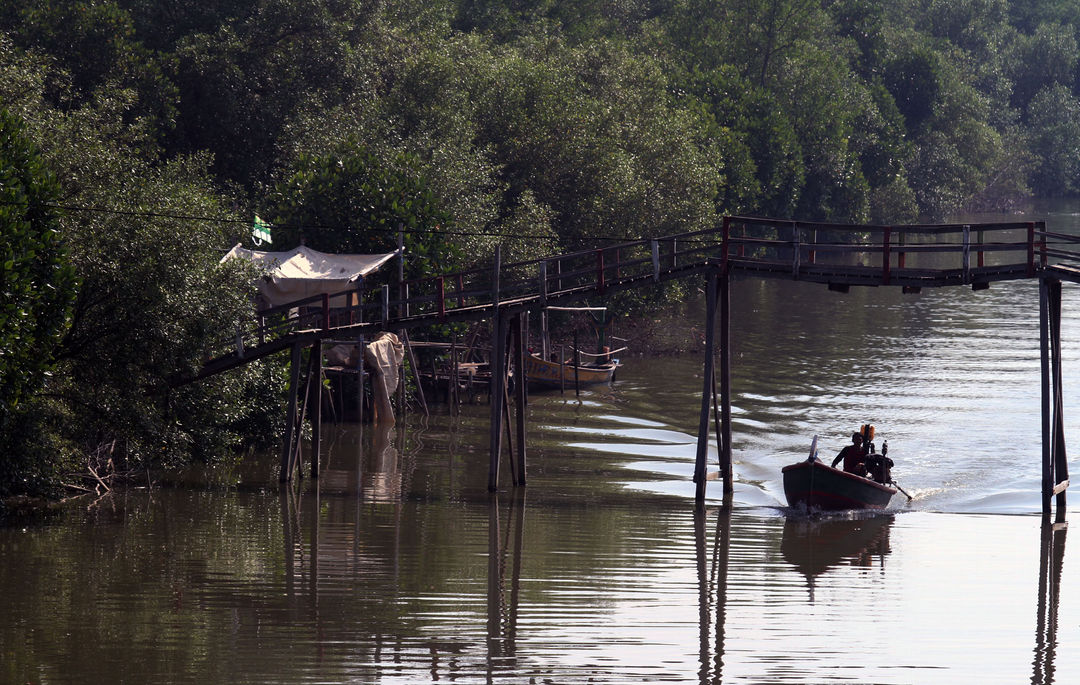 <p>Warga masyarakat kampung nelayan Muara Gembong Kabupaten Bekasi tengah melakukan aktifitas sehari-hari mereka yang sebagian hidup dari hasil laut , Selasa 30 Maret 2021. Foto : Panji Asmoro/TrenAsia</p>
