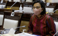 <p>Menteri Keuangan, Sri Mulyani saat hadir dalam rapat kerja dengan Komisi XI di kompleks Parlemen, Senayan, Jakarta, Senin, 15 Maret 2021. Foto: Ismail Pohan/TrenAsia</p>
