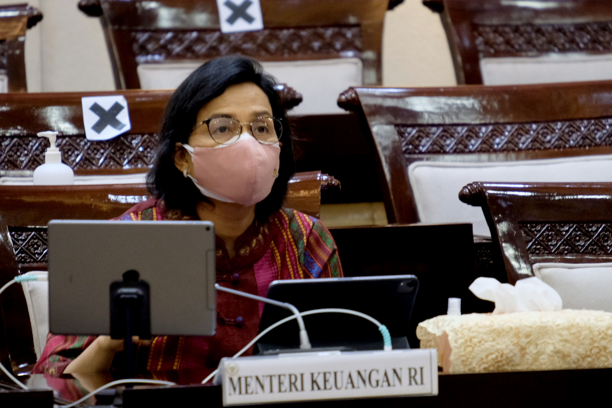 <p>Menteri Keuangan, Sri Mulyani saat hadir dalam rapat kerja dengan Komisi XI di kompleks Parlemen, Senayan, Jakarta, Senin, 15 Maret 2021. Foto: Ismail Pohan/TrenAsia</p>
