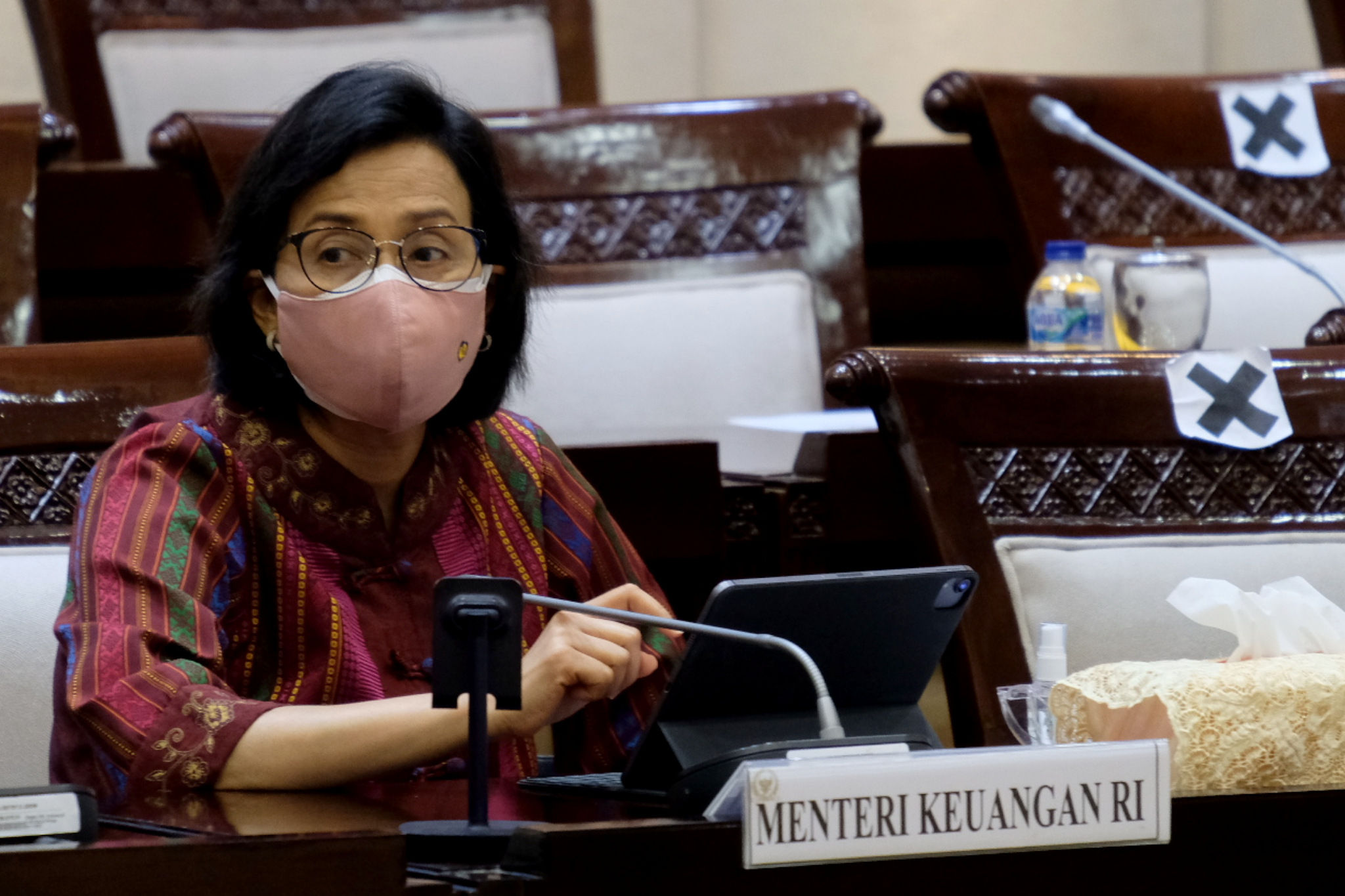 <p>Menteri Keuangan, Sri Mulyani saat hadir dalam rapat kerja dengan Komisi XI di kompleks Parlemen, Senayan, Jakarta, Senin, 15 Maret 2021. Foto: Ismail Pohan/TrenAsia</p>
