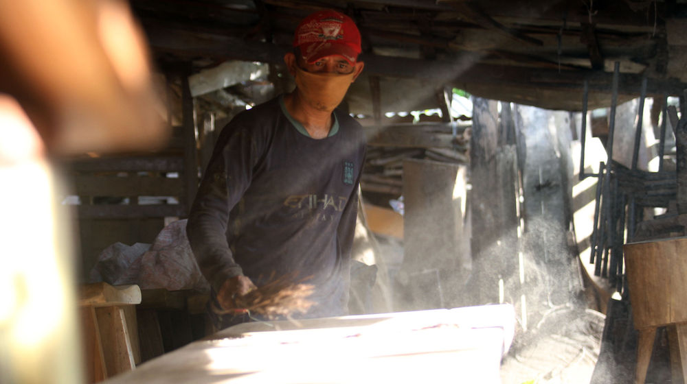 <p>Nampak seorang pekerja tengah mengolah kayu sisa di rumah produksi milik Yayat di kawasan Kunciran Kecamatan Pinang Kota Tangerang,Selasa 23 Maret 2021. Foto: Panji Asmoro/TrenAsia</p>