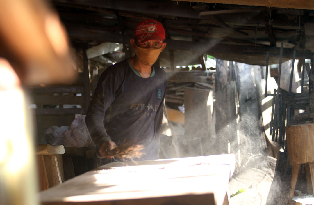 <p>Nampak seorang pekerja tengah mengolah kayu sisa di rumah produksi milik Yayat di kawasan Kunciran Kecamatan Pinang Kota Tangerang,Selasa 23 Maret 2021. Foto: Panji Asmoro/TrenAsia</p>
