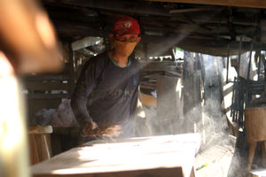 <p>Nampak seorang pekerja tengah mengolah kayu sisa di rumah produksi milik Yayat di kawasan Kunciran Kecamatan Pinang Kota Tangerang,Selasa 23 Maret 2021. Foto: Panji Asmoro/TrenAsia</p>