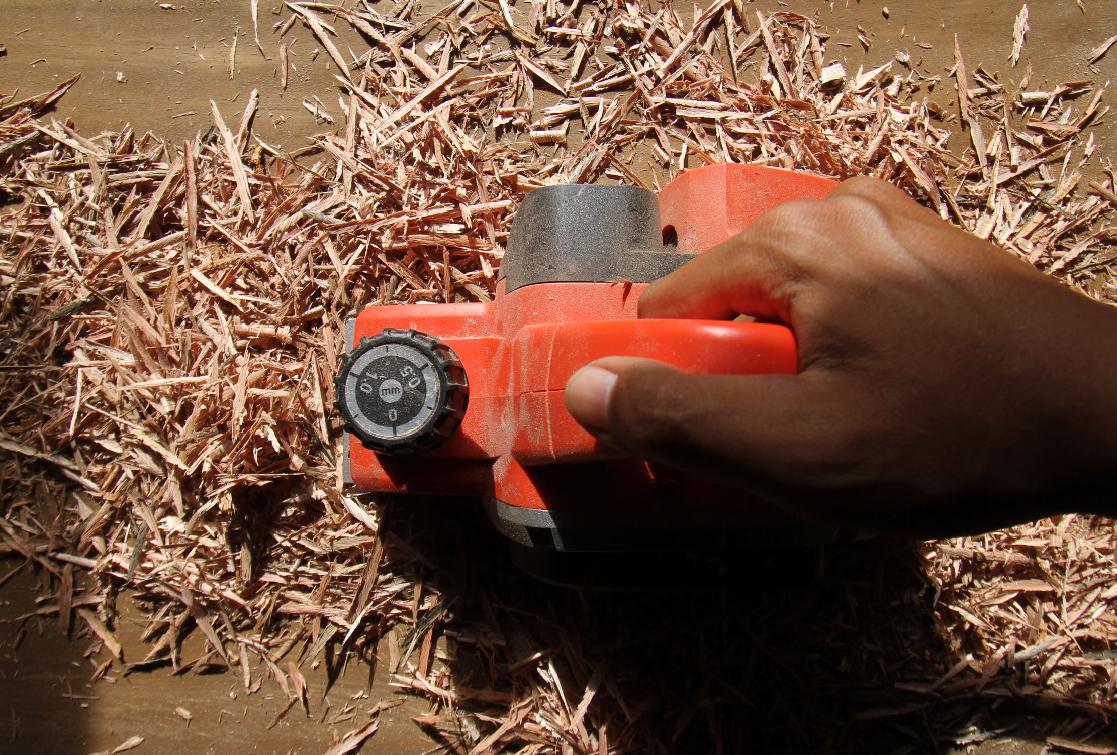 <p>Nampak seorang pekerja tengah mengolah kayu sisa di rumah produksi milik Yayat di kawasan Kunciran Kecamatan Pinang Kota Tangerang,Selasa 23 Maret 2021. Foto: Panji Asmoro/TrenAsia</p>

