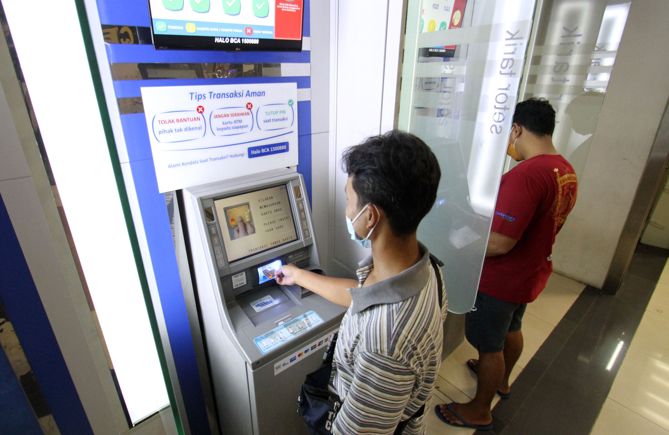 <p>Nampak seorang nasabah tengah melakukan transaksi perbankan di Anjungan Tunai Mandiri BCA. Foto : Panji Asmoro/TrenAsia</p>
