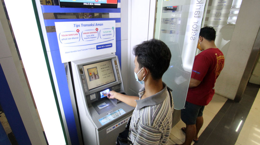 <p>Nampak seorang nasabah tengah melakukan transaksi perbankan di Anjungan Tunai Mandiri BCA. Foto : Panji Asmoro/TrenAsia</p>
