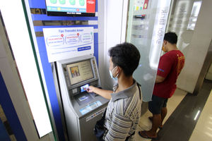 <p>Nampak seorang nasabah tengah melakukan transaksi perbankan di Anjungan Tunai Mandiri BCA. Foto : Panji Asmoro/TrenAsia</p>

