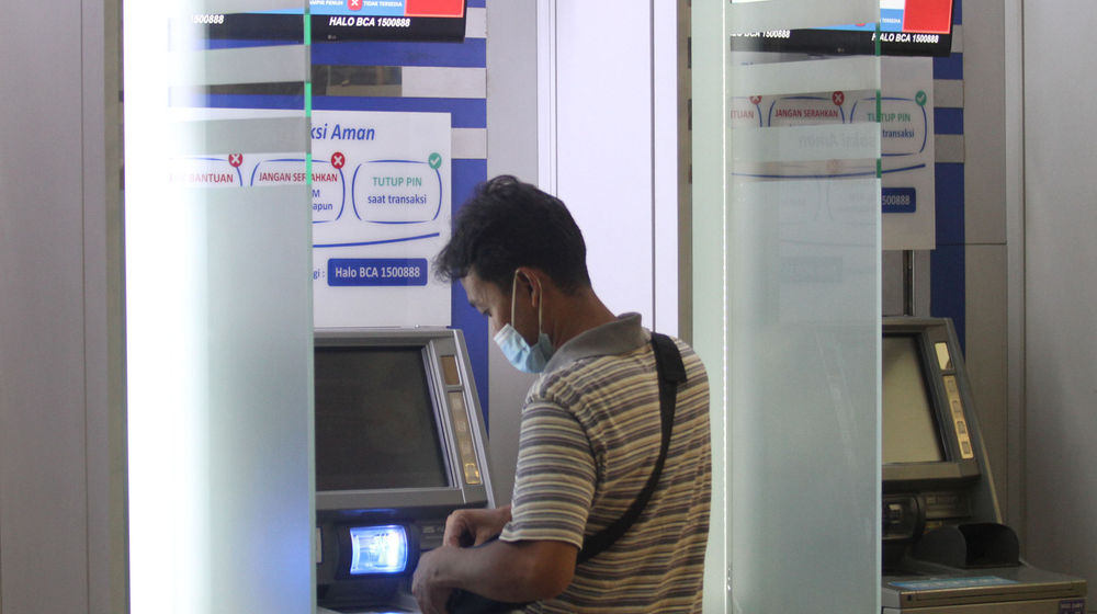 <p>Nampak seorang nasabah tengah melakukan transaksi perbankan di Anjungan Tunai Mandiri BCA. Foto : Panji Asmoro/TrenAsia</p>