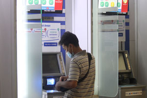<p>Nampak seorang nasabah tengah melakukan transaksi perbankan di Anjungan Tunai Mandiri BCA. Foto : Panji Asmoro/TrenAsia</p>