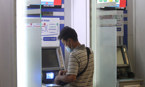 <p>Nampak seorang nasabah tengah melakukan transaksi perbankan di Anjungan Tunai Mandiri BCA. Foto : Panji Asmoro/TrenAsia</p>