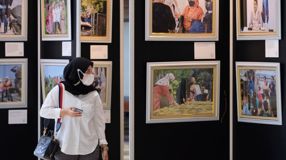 <p>Pengunjung menyaksikan pameran foto bertajuk “Kiprah Perempuan Parlemen: Jalan Harapan Bangsa” dalam rangka peringatan Hari Perempuan Internasional, di selasar Gedung Nusantara II, Kompleks Parlemen, Senayan, Senin, 8 Maret 2021. Foto: Ismail Pohan/TrenAsia</p>

