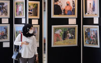 <p>Pengunjung menyaksikan pameran foto bertajuk &#8220;Kiprah Perempuan Parlemen: Jalan Harapan Bangsa&#8221; dalam rangka peringatan Hari Perempuan Internasional, di selasar Gedung Nusantara II, Kompleks Parlemen, Senayan, Senin, 8 Maret 2021. Foto: Ismail Pohan/TrenAsia</p>
