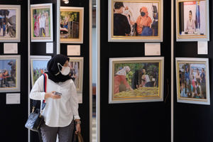 <p>Pengunjung menyaksikan pameran foto bertajuk “Kiprah Perempuan Parlemen: Jalan Harapan Bangsa” dalam rangka peringatan Hari Perempuan Internasional, di selasar Gedung Nusantara II, Kompleks Parlemen, Senayan, Senin, 8 Maret 2021. Foto: Ismail Pohan/TrenAsia</p>
