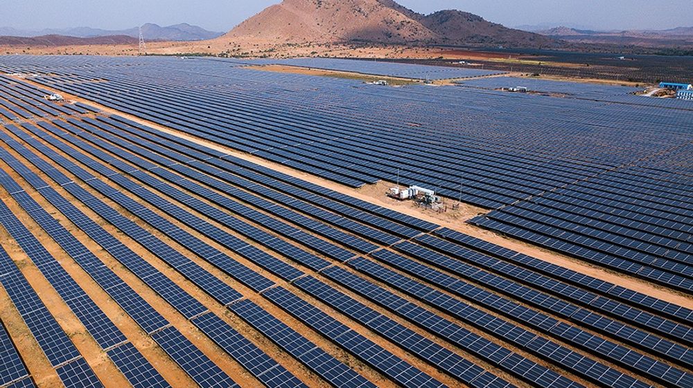 <p>Panel surya milik konglomerasi India, Adani Group / Forbes</p>
