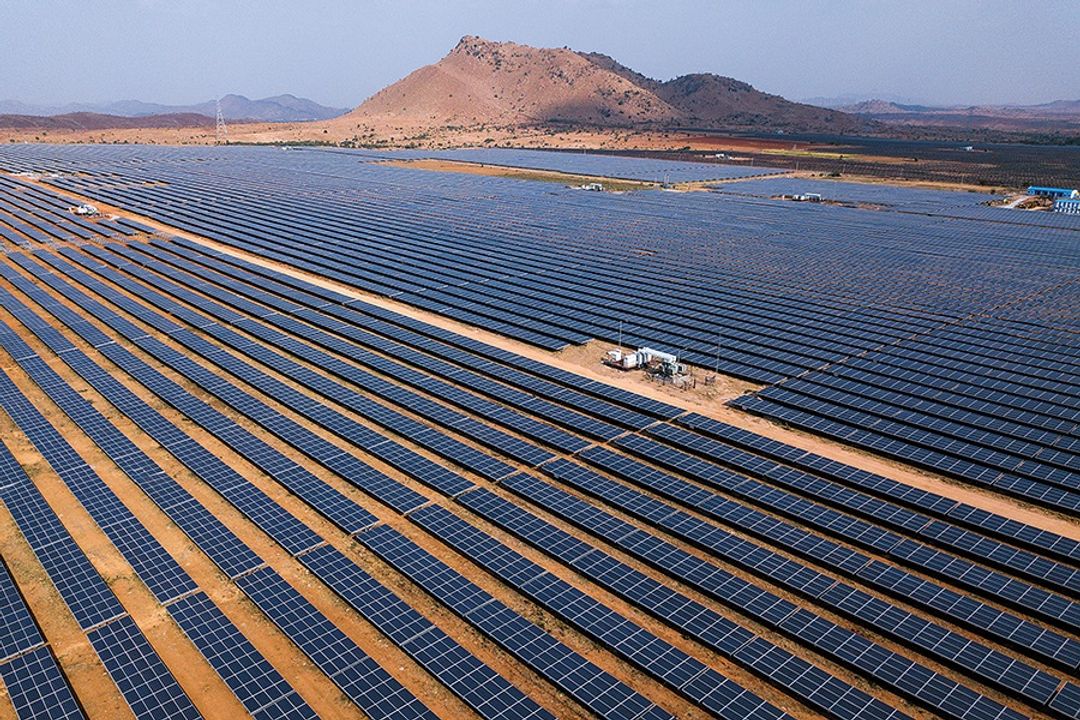 <p>Panel surya milik konglomerasi India, Adani Group / Forbes</p>
