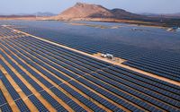 <p>Panel surya milik konglomerasi India, Adani Group / Forbes</p>
