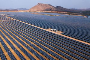 <p>Panel surya milik konglomerasi India, Adani Group / Forbes</p>
